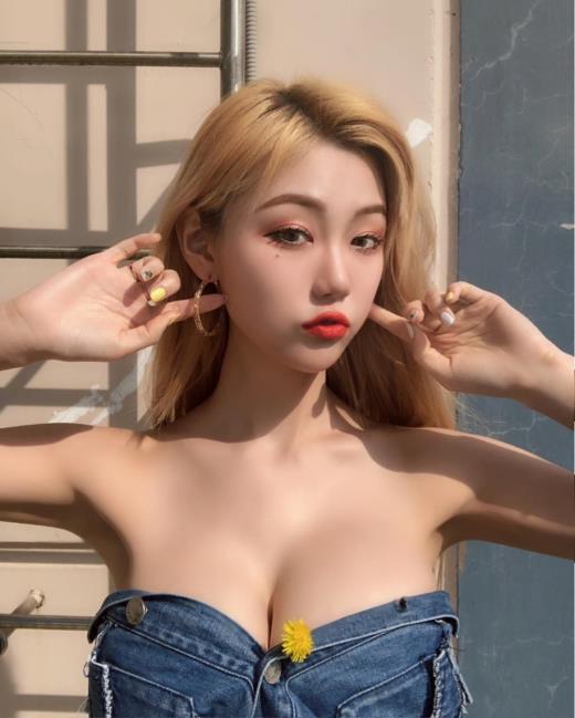 韩国美女主播Cos《海贼王》娜美 身材火辣完美还原
