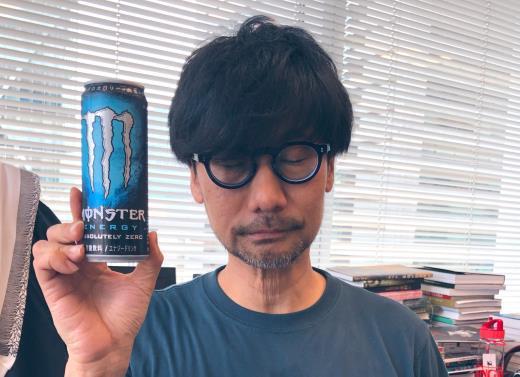 来瓶魔爪才睁能开眼 小岛监督帅照遭网友欢乐恶搞