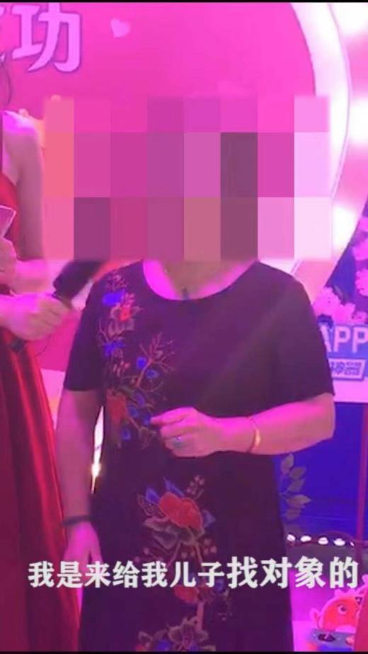 不愧是天龙人，上海大妈ChinaJoy猎游脱单馆替儿相亲，网友：选妃？