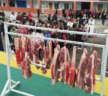 学校给学生发猪肉