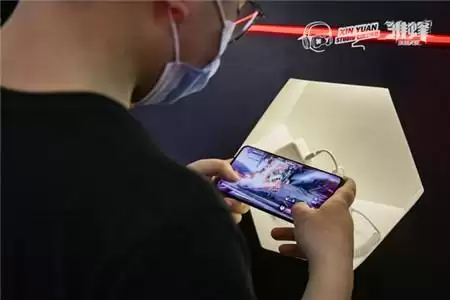 《雏蜂:深渊天使》超大BOSS空降炸翻萤火虫 49位魔灵萝莉激萌现身