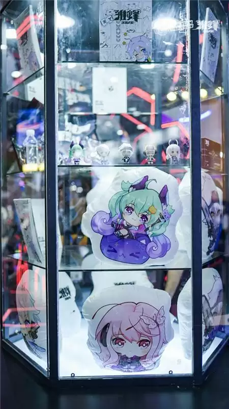 《雏蜂:深渊天使》超大BOSS空降炸翻萤火虫 49位魔灵萝莉激萌现身