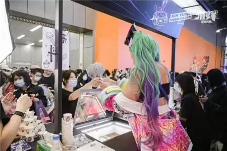 《雏蜂:深渊天使》超大BOSS空降炸翻萤火虫 49位魔灵萝莉激萌现身