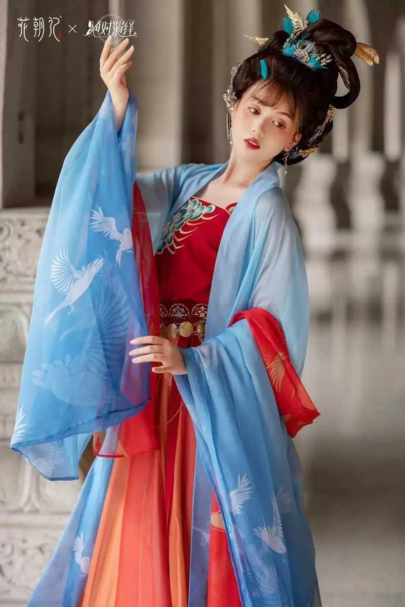 《绝对演绎》联名款汉服上线,游戏中的唐朝公主终于走进现实了!