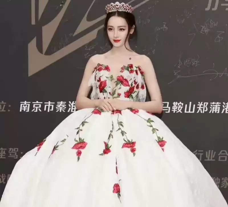 《绝对演绎》十月顶奢上线,这才是高定礼服的正确打开方式!