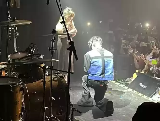 图片1.webp 老番茄直播变装美女连线某幻,在家里遭粉丝举高高,直呼下不来了