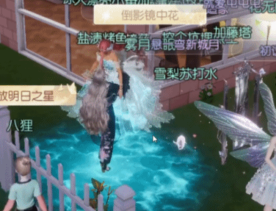 老番茄直播变装美女连线某幻，在家里遭粉丝举高高，直呼下不来了