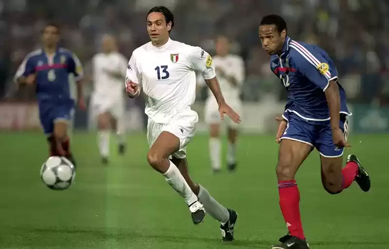 优雅卫士盾守后方，红黑铁骑盖世无双