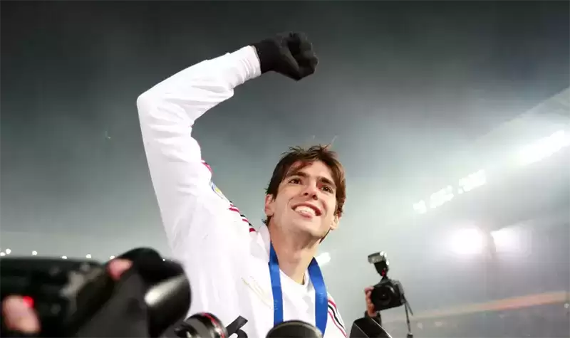 翩翩少年衣袂翻飞,圣西罗王子意气风发