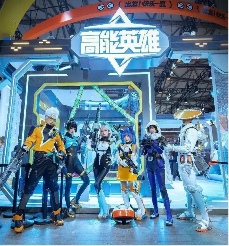 coser变装、童锦程直播、老外求号《高能英雄》引爆炎炎夏日！