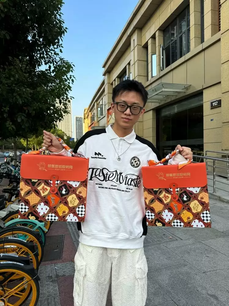 第一个吃螃蟹的人!螃蟹游戏服务网竟然亲自送螃蟹上门