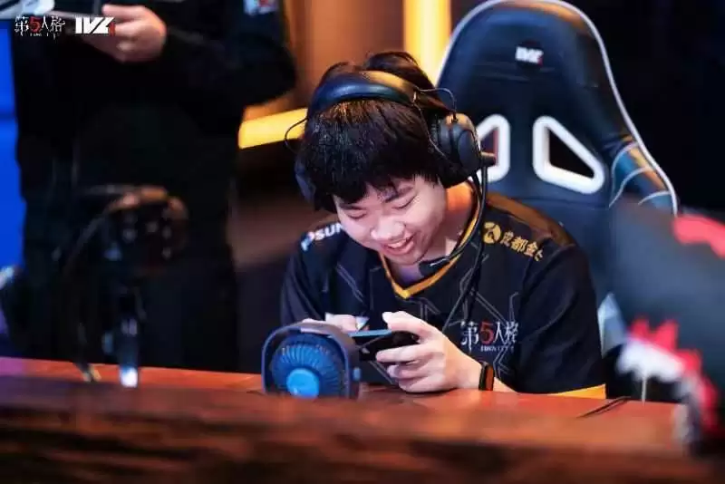 《第五人格》选手故事:Wolves_ChoAi——任尔东西南北风