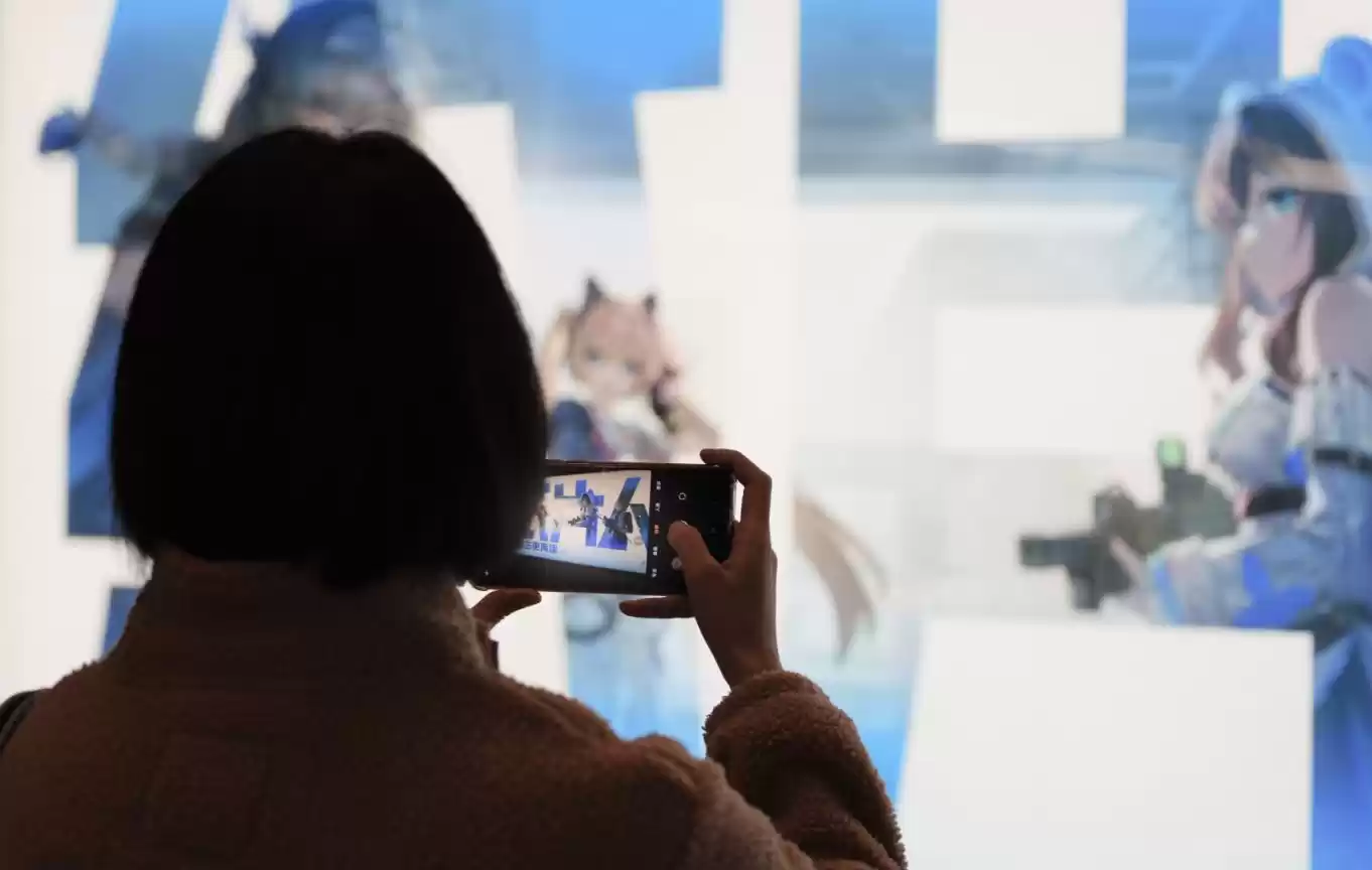 以发病文学出名的卡拉彼丘，这次“疯”进地铁站