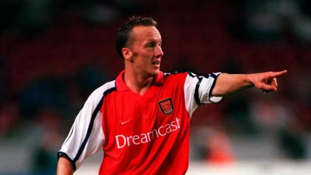 右路铁壁严密无隙，枪手铁闸登陆绿茵