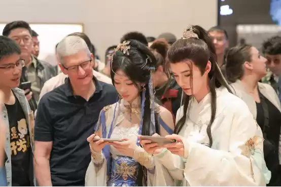 库克现身北京Apple三里屯店，为逆水寒手游惊艳画质频频点赞