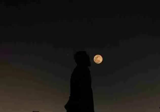 OPPO手机拍摄月亮技巧，让你拍出震撼的夜景照片