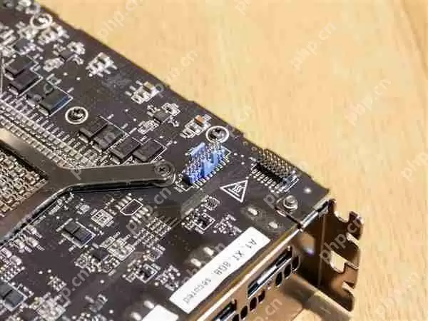 AMD RX Vega 56公版原型卡现身：别致三风扇