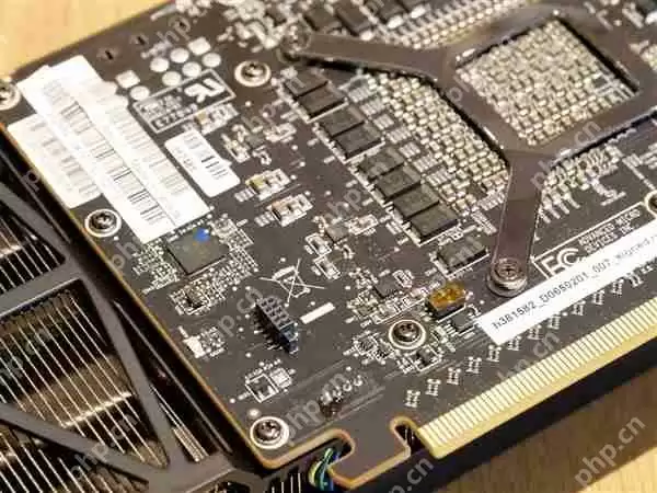 AMD RX Vega 56公版原型卡现身：别致三风扇