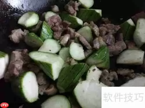 低脂高蛋白：牛肉炒丝瓜健康食谱