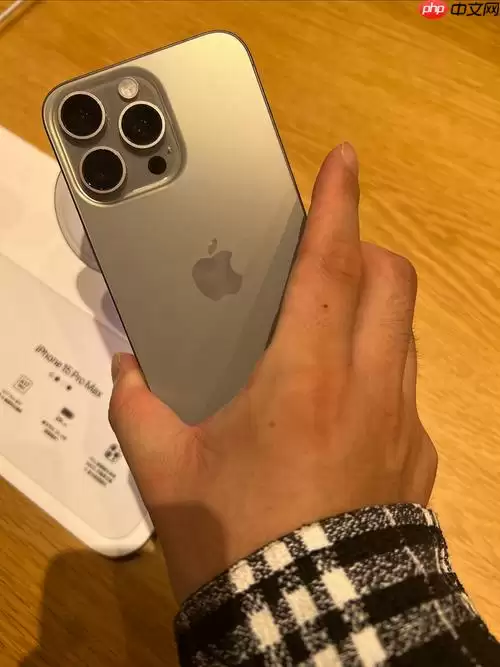 苹果手机充电口进水了怎么办 手机苹果充电口进水了应该怎么办