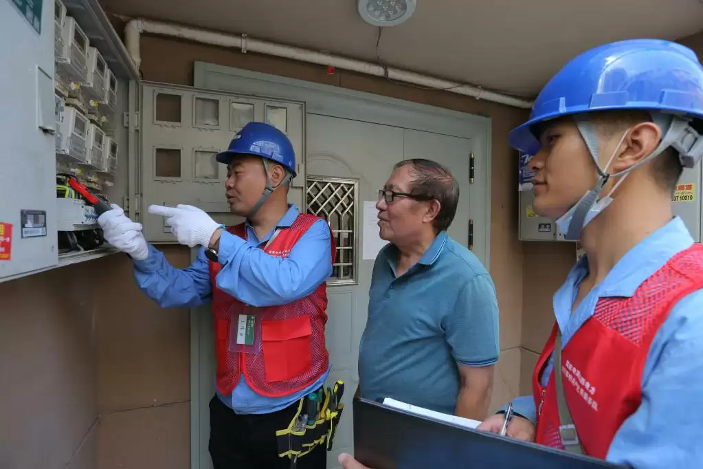 国网山西省电力公司太原供电公司客户经理正在为用户检查电表。新华社记者马晓媛 摄