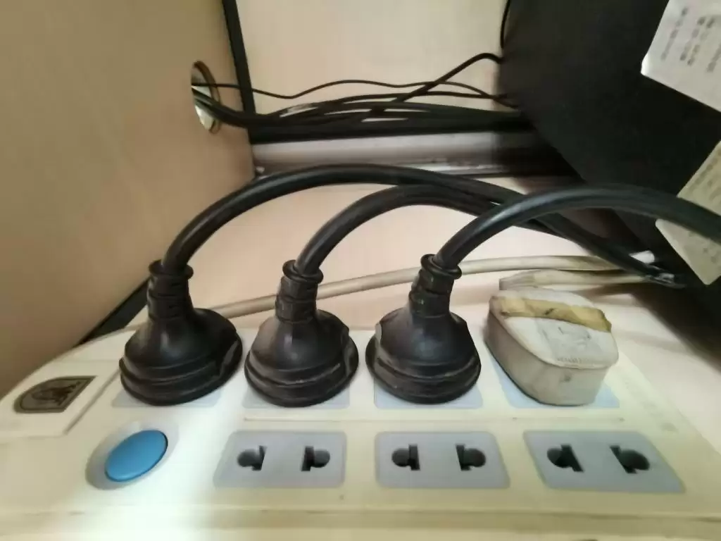 一些电器没有使用，却没有切断电源。新华社记者马晓媛 摄