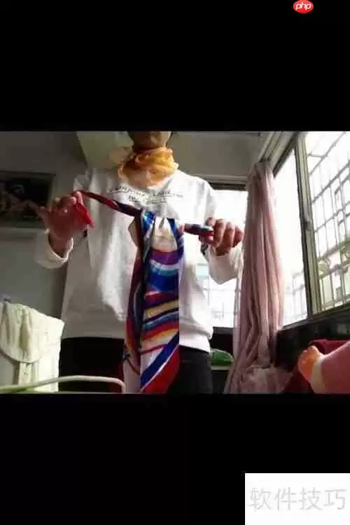 方丝巾变衣服不用针线系几个结就可以