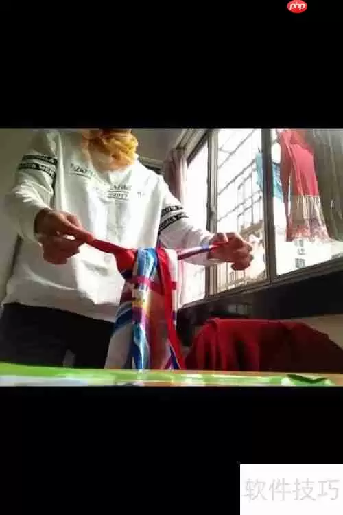 方丝巾变衣服不用针线系几个结就可以