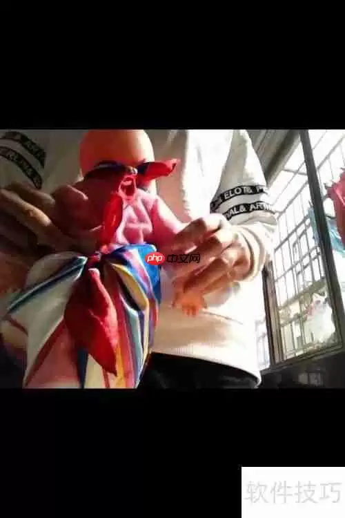 方丝巾变衣服不用针线系几个结就可以