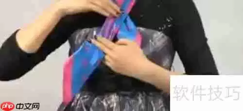 小方丝巾宽领带结系法