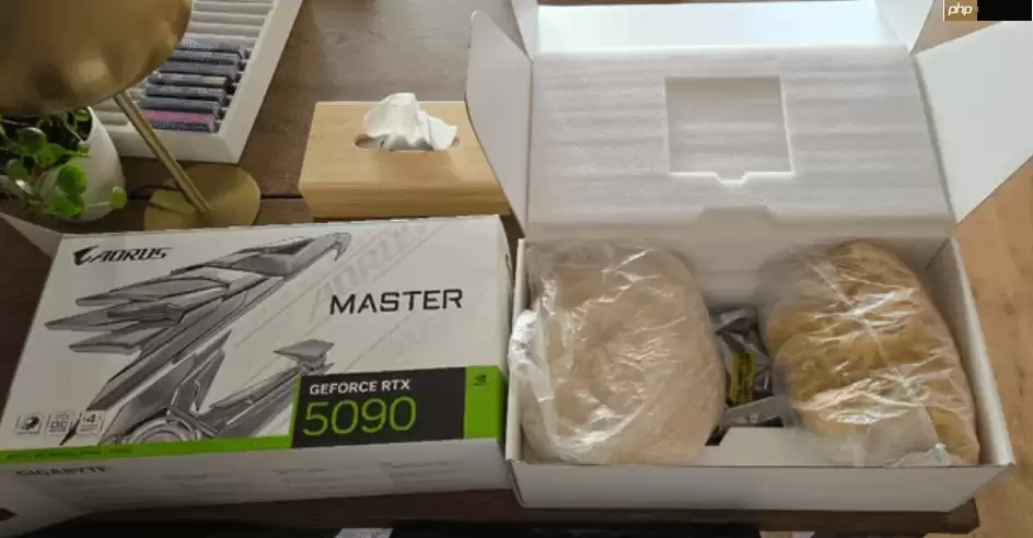 男子攒钱一年买RTX 5090:打开后居然是面条和大米!
