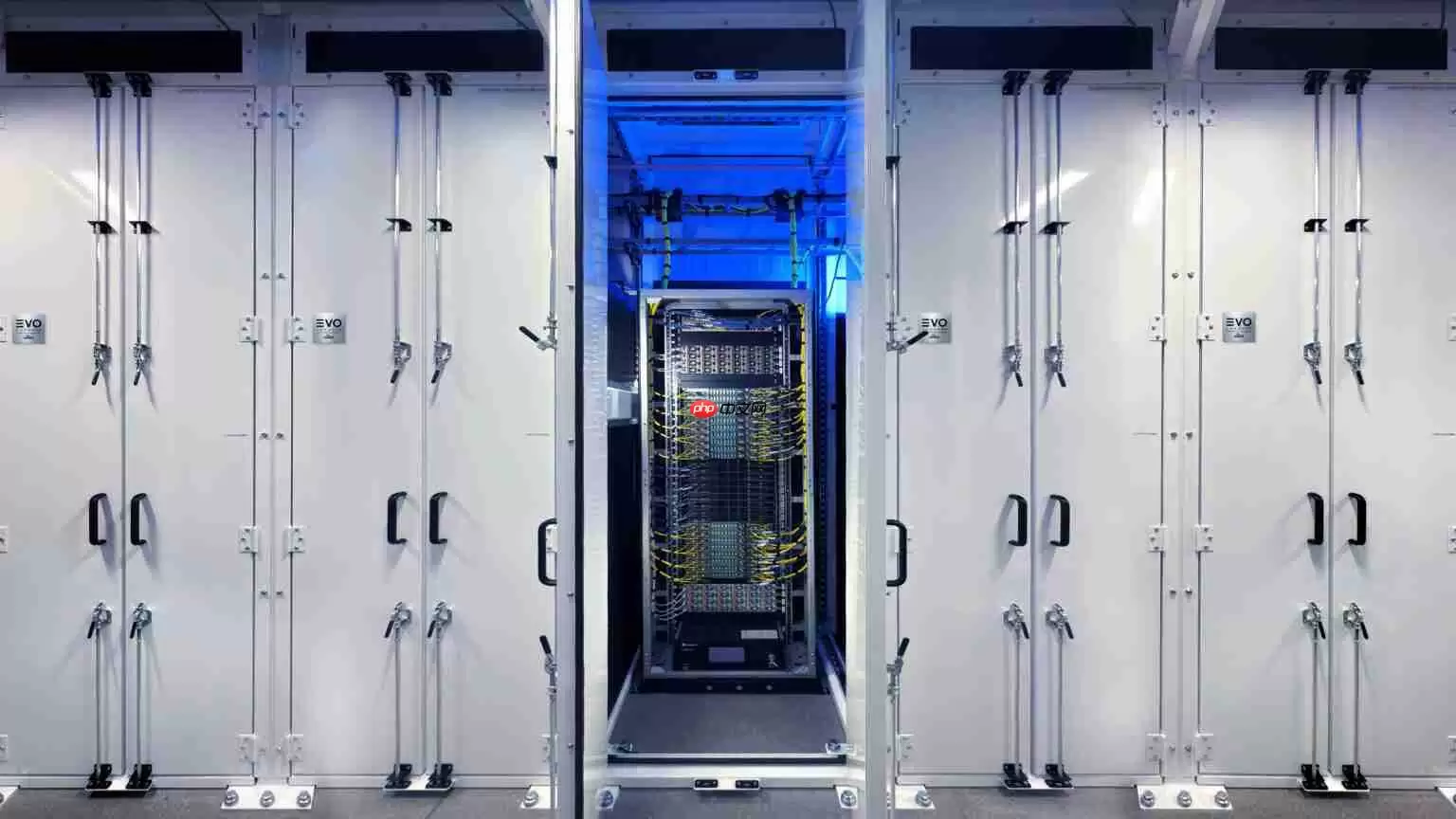 云服务新贵 CoreWeave 拔得头筹：率先部署英伟达 GB300 NVL72 系统