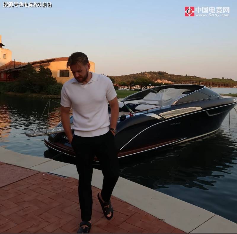 NiKo撒狗粮！CS狙神与妻子意大利度假照曝光，网友：比他的AWP还甜！