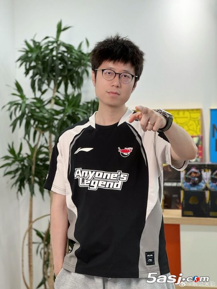 解说米勒晒MSI出征战袍:等一波兄弟们的表现了!加拿大见! 解说米勒晒MSI出征战袍:等一波兄弟们的表现了!加拿大见!