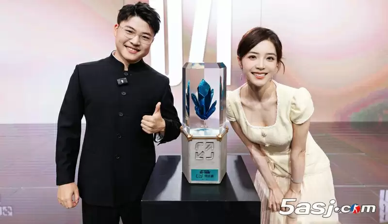 LPL官方主持人余霜晒UZI加冕名人堂典礼合照：是uzi，是简自豪，更是青春呀！