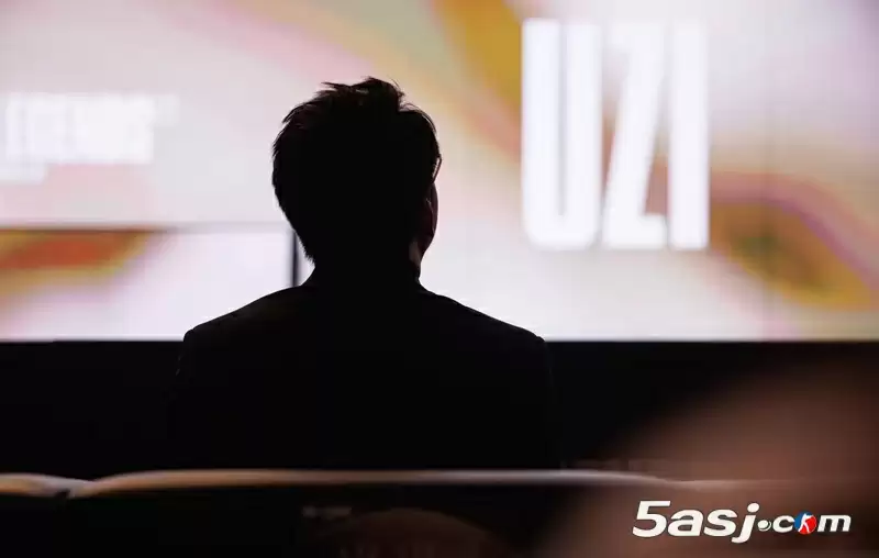 LPL官方主持人余霜晒UZI加冕名人堂典礼合照：是uzi，是简自豪，更是青春呀！