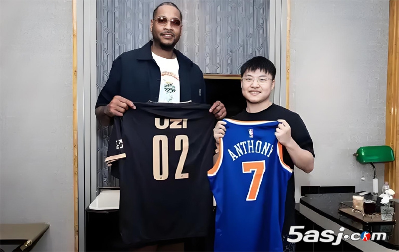 【双冠联动】NBA传奇安东尼与LOL巨星UZI上演世纪同框 互赠签名战袍见证巅峰荣耀 【双冠联动】NBA传奇安东尼与LOL巨星UZI上演世纪同框 互赠签名战袍见证巅峰荣耀