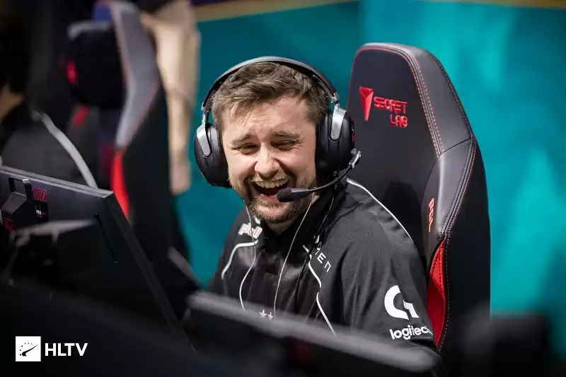 知名主持人BanKs心目中的梦之队阵容：m0NESY、NiKo和kyousuke三人由HooXi指挥