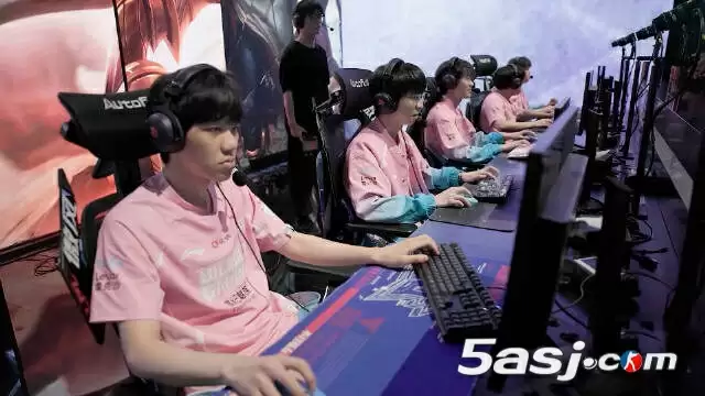 BLG 3-1战胜IG锁定MSI名额 连续三年晋级季中冠军赛 Bin率队冲击LPL第二赛段冠军 BLG 3-1战胜IG锁定MSI名额 连续三年晋级季中冠军赛 Bin率队冲击LPL第二赛段冠军