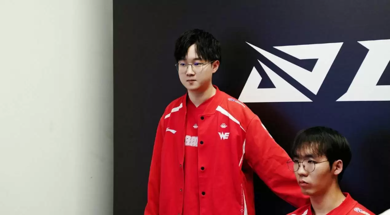 WE天才中单爆发,身价不足百万,击败千万级别的Scout,三局比赛封神 WE天才中单爆发,身价不足百万,击败千万级别的Scout,三局比赛封神