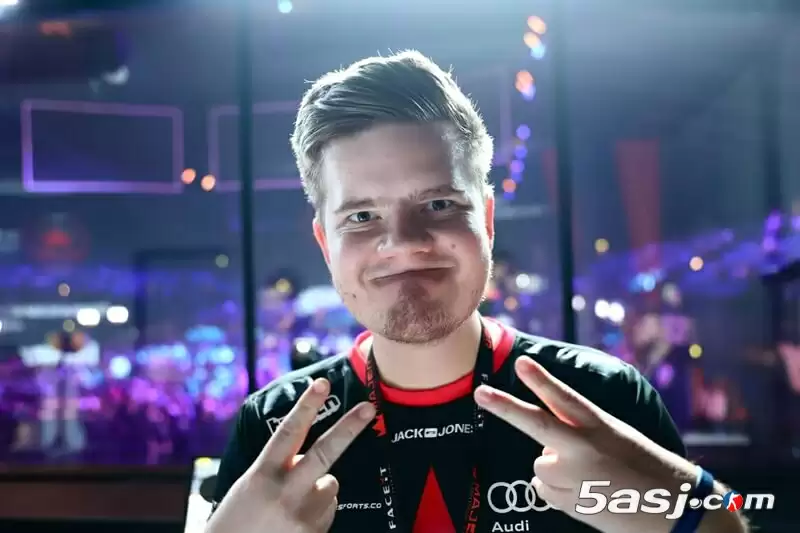 Astralis致敬dupreeh退役:五冠传奇告别赛场 王朝核心永载史册 Astralis致敬dupreeh退役:五冠传奇告别赛场 王朝核心永载史册