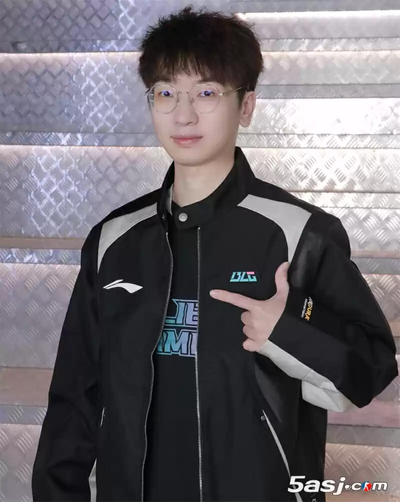 WE.957晒MSI出征服照 粉丝整活:震惊!原we队长柯昌宇转会BLG战队 WE.957晒MSI出征服照 粉丝整活:震惊!原we队长柯昌宇转会BLG战队