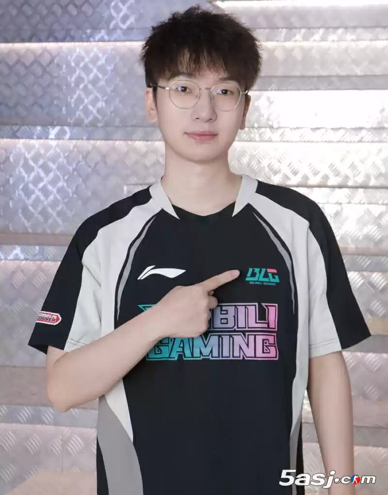 WE.957晒MSI出征服照 粉丝整活:震惊!原we队长柯昌宇转会BLG战队 WE.957晒MSI出征服照 粉丝整活:震惊!原we队长柯昌宇转会BLG战队