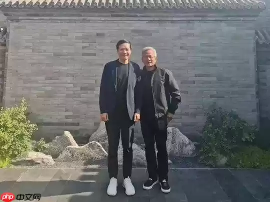 黄仁勋称非常想买一辆小米汽车 此前曾和雷军合影