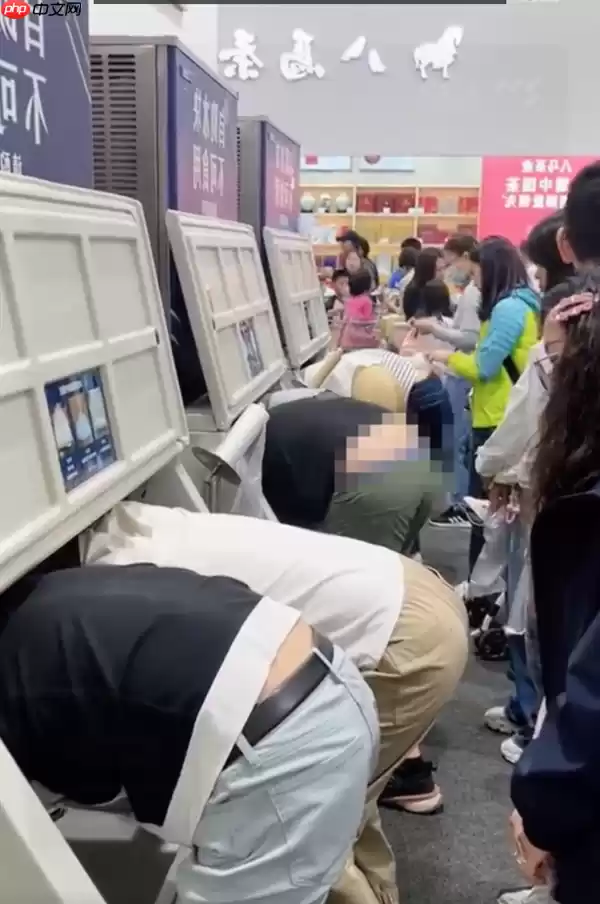 一女子脚踩取冰机内取冰 山姆回应：定期消毒 已正常使用