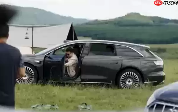 草原偶遇“最美旅行车” 余承东亲测享界S9T智慧电动门