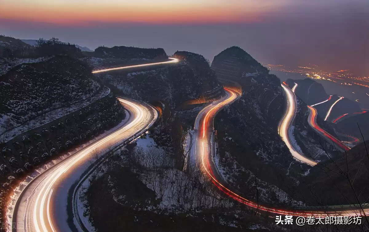 使用慢速快门拍摄出的车灯运动轨迹