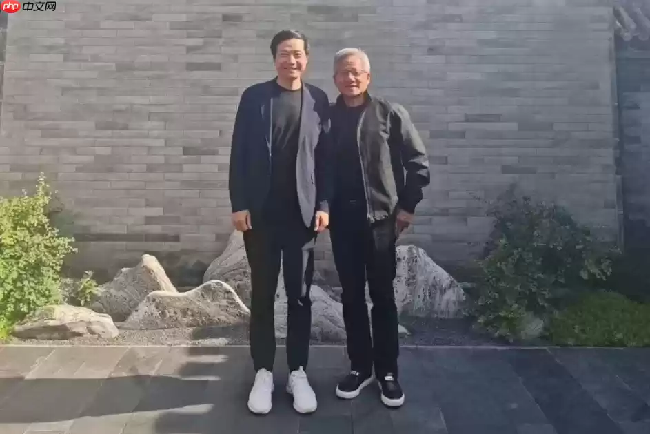 英伟达 CEO 黄仁勋今年第三次来华，与小米创始人雷军亲密合影曝光