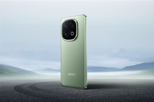 iQOO 15堆料激进！产品经理：领先行业不止一代