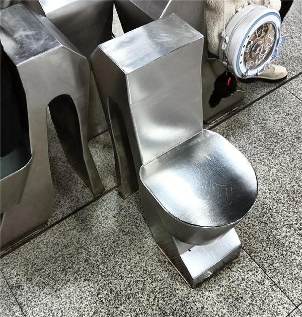 武汉地铁回应“座椅形似马桶”：灵感来自高跟鞋 有艺术气息